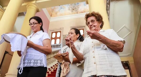 Prendas de ao po’i en entidades del Estado: sancionan ley que establece su uso