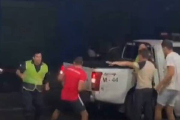 “Militatares” agredieron a polis: estaban chupando y armando bochinche; quedaron detenidos