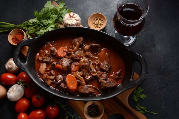Original receta francesa de boeuf bourguignon, un plato fuerte - Gastronomía - ABC Color