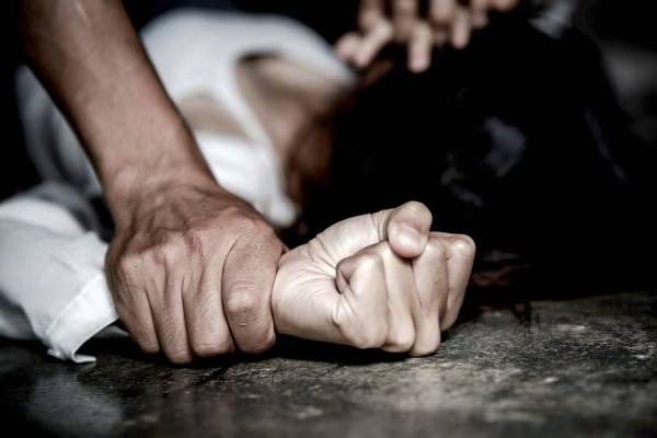 Mujer es abusada por dos hombres en su propia casa - Noticiero Paraguay