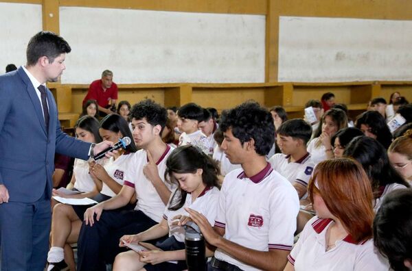 Estudiantes de Ñemby se interiorizaron sobre sus derechos, deberes y obligaciones