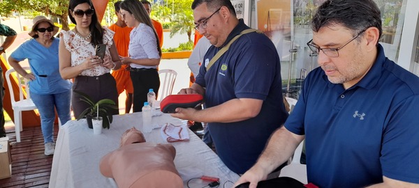 Encarnación recibe equipos de Desfibrilador Externo Automático (DEA) para mejorar la seguridad en su playa