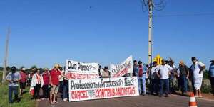 La Colmena: productores de papa y cebolla bloquean ruta exigiendo cese del contrabando - Nacionales - ABC Color