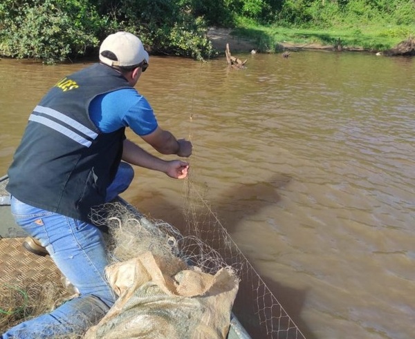 Por veda pesquera, retiran 2.000 metros de espineles de aguas del río Paraguay