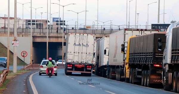 La Nación / Piden que camiones ya no estacionen sobre ruta de día, desde el km 10 hasta el centro de CDE