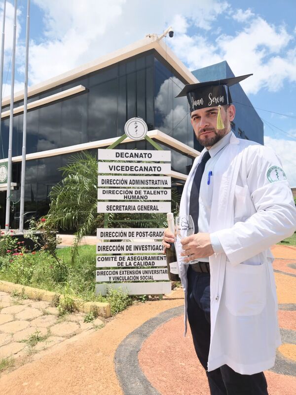 Pizzero termina la carrera de medicina, pese a varios obstáculos