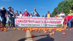 Productores de tomate y locote cierran ruta en Caaguazú en protesta por falta de mercado