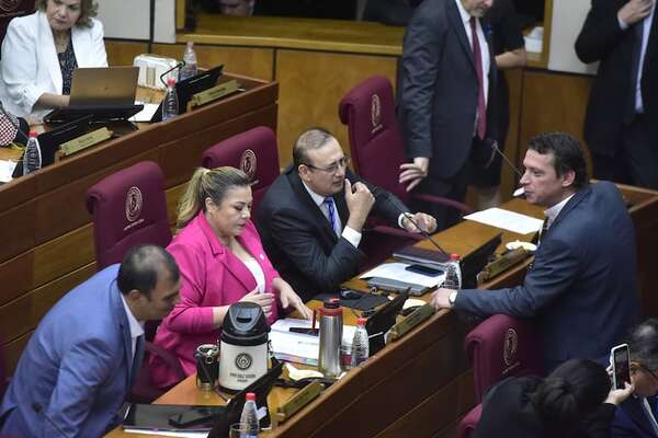 Senado aprueba aumento salarial para el personal de blanco del Hospital de Clínicas  - Política - ABC Color