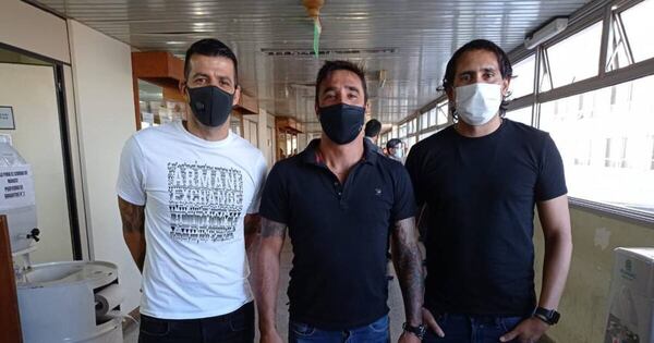 La Nación / Dos acusados enfrentarán juicio oral por estafar a exfutbolistas