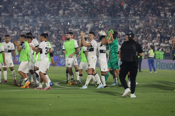 Versus / Tremenda "goleada" de Olimpia a Cerro Porteño en la red social "X"