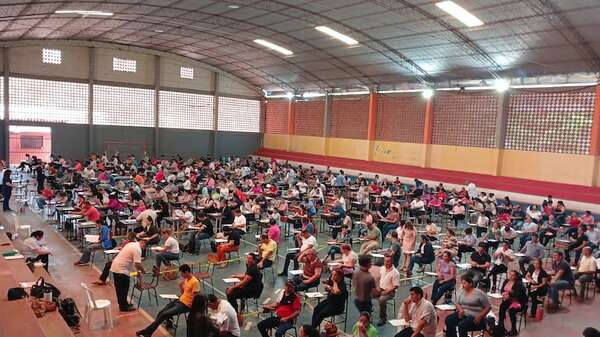 Concurso docente en Coronel Oviedo: más de 7000 postulantes, “pero sin padrinos políticos no acceden”, se quejaron - Nacionales - ABC Color