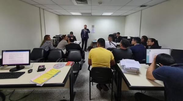 Juez se opone a procedimiento abreviado para policías acusados de extorsión
