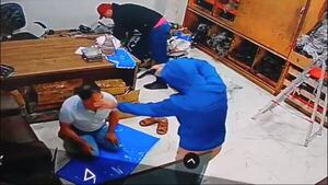 Video: motochorros asaltan local de repuestos y roban recaudación en Ciudad del Este - ABC en el Este - ABC Color
