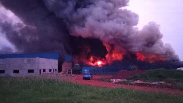 Video: Incendio de grandes proporciones afecta a fábrica de cuero en Minga Guazú