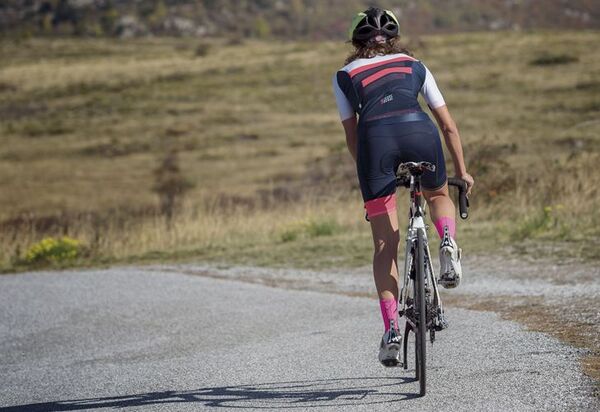 Distribuidores acosan a una ciclista en Fernando de la Mora