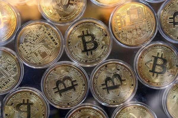 Postura de Trump sobre los bitcoins, llama la atención a gremio paraguayo dedicado al rubro - Economía - ABC Color