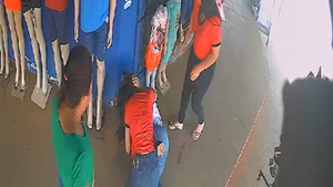 A los golpes concejala municipal de Cerro Corá con vendedora de una ropería