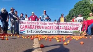 Productores de tomate y locote cierran ruta en Caaguazú en protesta por falta de mercado
