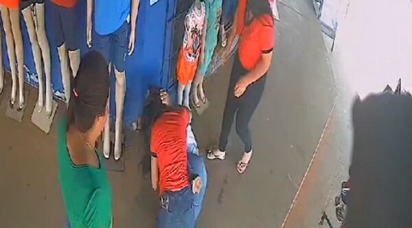 (VIDEO). ¿Mba’e piko ña Concejala? Entró a una tienda y se agarró de los pelos con una vendedora
