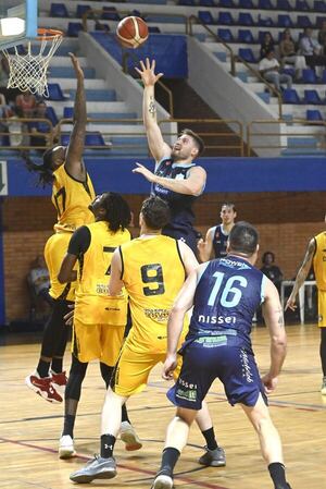 Torneo Clausura de baloncesto: El Santo saca la escoba  - Polideportivo - ABC Color