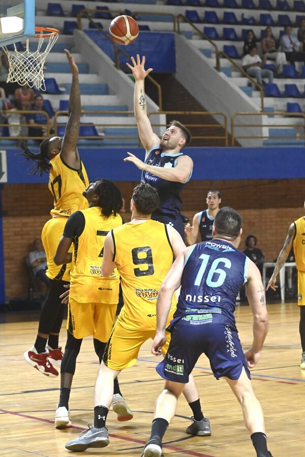 Torneo Clausura de baloncesto: El Santo saca la escoba - Polideportivo - ABC Color