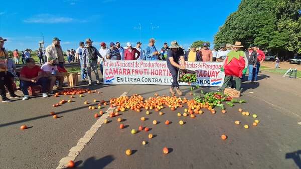 Frutihorticultores cierran Ruta PY02 ante nula venta de sus productos - Nacionales - ABC Color