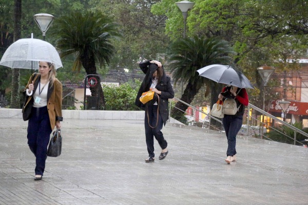 Jueves cálido, lluvioso y con tormentas eléctricas - .::Agencia IP::.