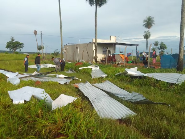 Repentino y fugaz temporal causó destrozos en Santaní - 1000 Noticias