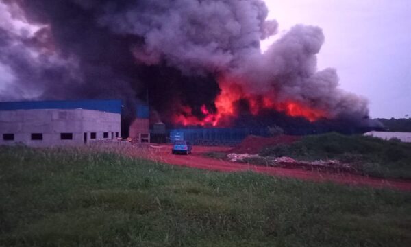 Feroz incendio consume fábrica de laminados en Minga Guazú