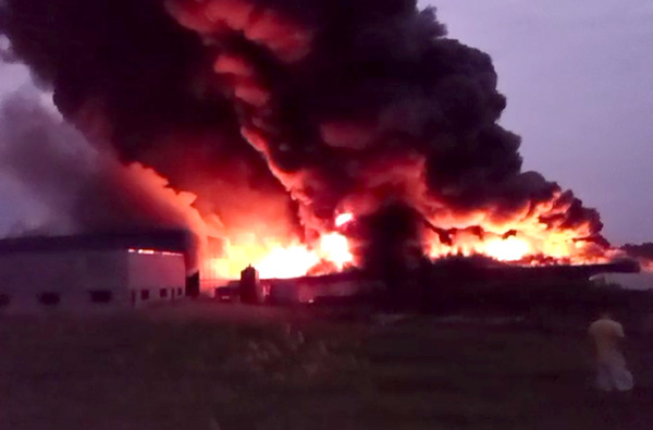 Fuego arrasa con una fábrica de cuero sintético en Minga Guazú - La Clave