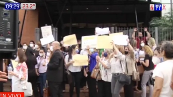 Escribanos se manifiestan contra burocracia y lento sistema del Registro Público