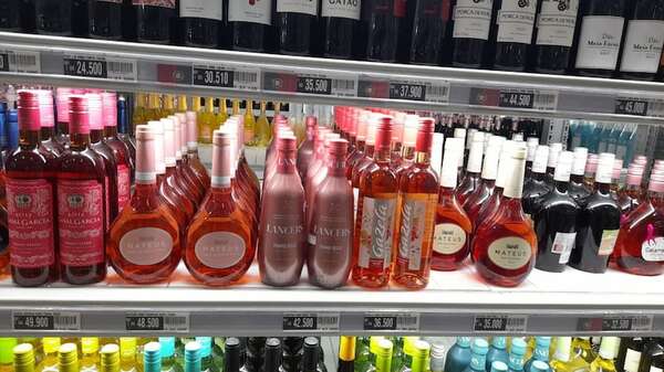 Clienta hospitalizada por un vino “picado”: Así se enteró empresa de que su marca se vende sin licencia en comercio mayorista - Economía - ABC Color