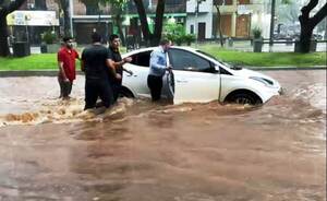 Inundaciones y vehículos arrastrados en Luque •