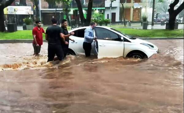 Inundaciones y vehículos arrastrados en Luque •