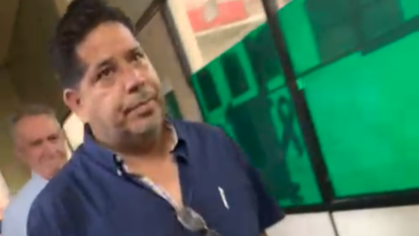 ASÍ ESCRACHARON AL PRESIDENTE DE LA CAJA DE JUBILACIONES MUNICIPAL