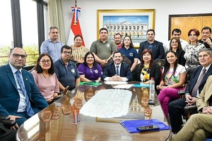 Rectora de la UNA expone prioridades presupuestarias ante la Cámara de Diputados