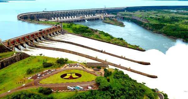 La Nación / Para el primer trimestre del 2025 podría operar la planta solar flotante en el embalse de Itaipú