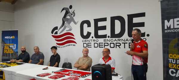 Entrega de indumentaria a la delegación de tenis de mesa del CEDE para el Youth Contender
