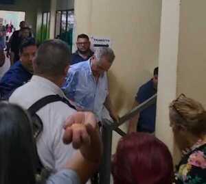 Lambaré: funcionarios indignados escrachan a presidente de Caja Municipal - San Lorenzo Hoy