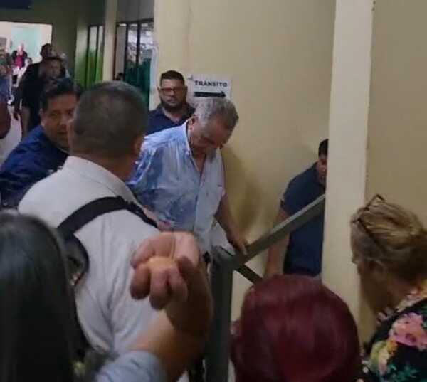 Lambaré: funcionarios indignados escrachan a presidente de Caja Municipal - San Lorenzo Hoy