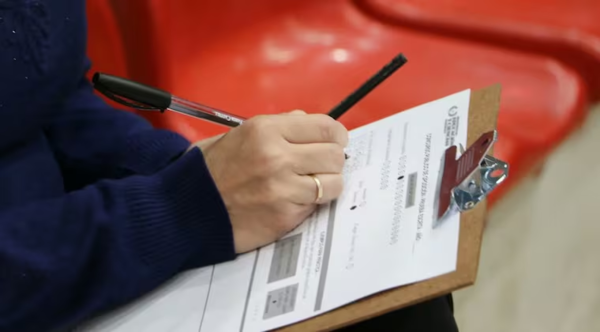 MEC advierte a colegios: no pueden negar derecho a examen por mora en cuotas