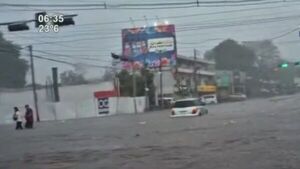 Lluvias intensas provocan raudales y dejan vehículos varados en el Departamento Central - SNT