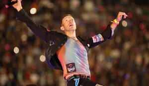 [VIDEO] ¡Cantante de Coldplay sufre tremenda caída en el escenario!