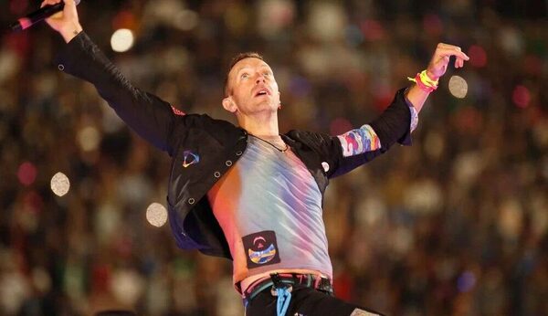 [VIDEO] ¡Cantante de Coldplay sufre tremenda caída en el escenario!