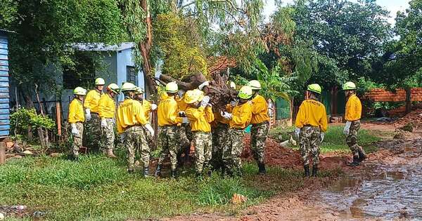 La Nación / Efectivos militares asisten a luqueños tras las inundaciones