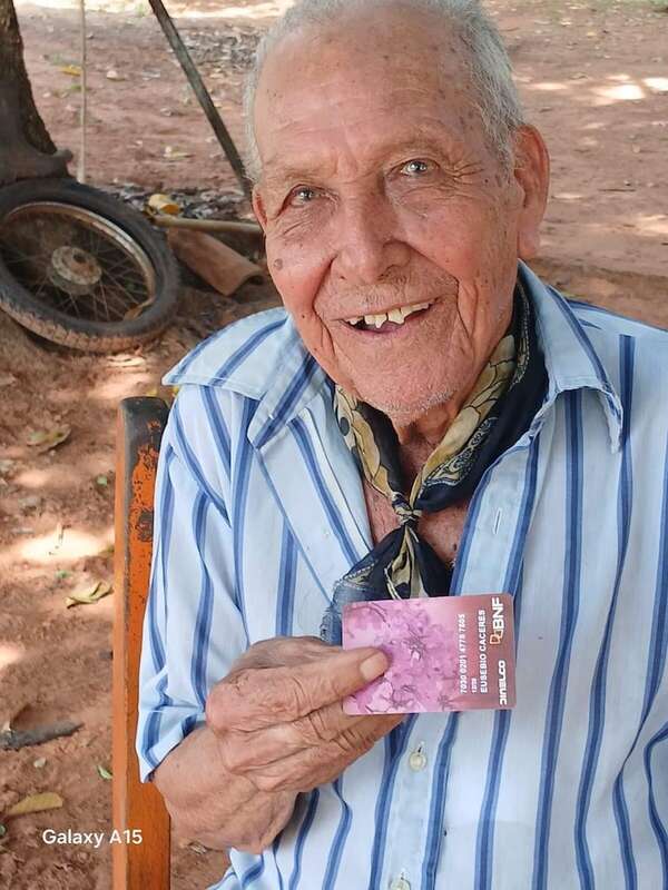 Carapeguá: Adulto mayor que figuraba como fallecido recibió su tarjeta y cobró su pensión - Nacionales - ABC Color