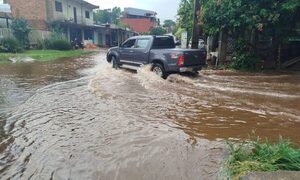 Calle y casas de CDE se inundan con escasos minutos de lluvia