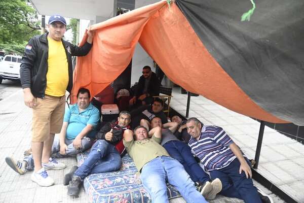 Agentes penitenciarios, en huelga de hambre frente al Ministerio de Justicia - Nacionales - ABC Color