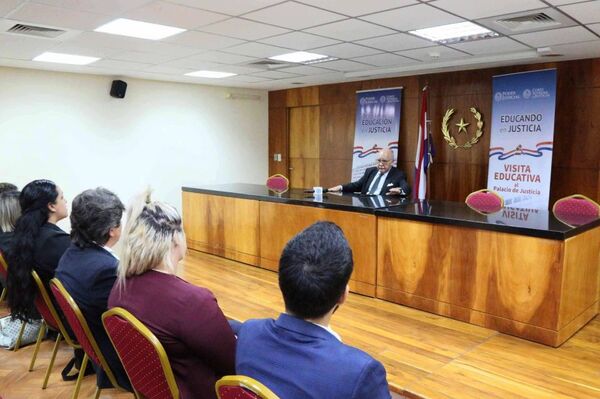 Universitarios se interiorizaron sobre funcionamiento del Poder Judicial