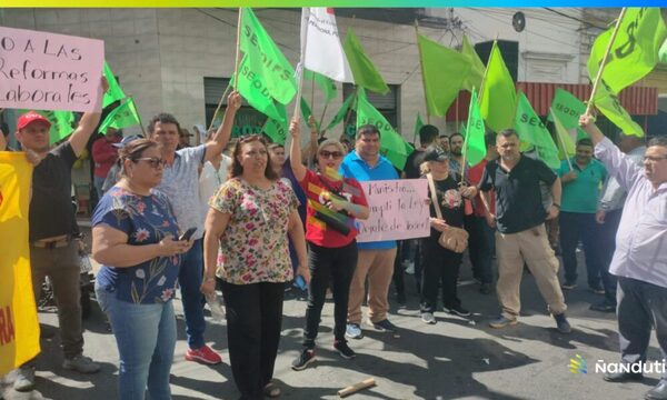 Centrales obreras se movilizan contra reformas laborales